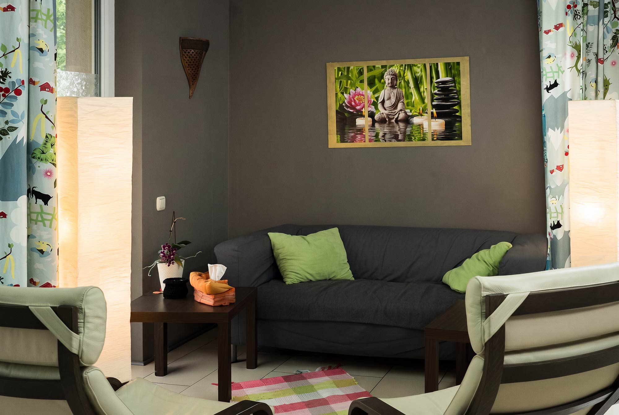 Sitzbereich mit Sofa und Sesseln in der Praxis des Instituts LICHTERREGEN in Gumpoldskirchen